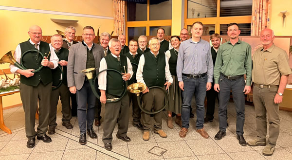 Die neue Vorstandschaft mit den Bläsern in Hollerstetten am 25.April 2026
